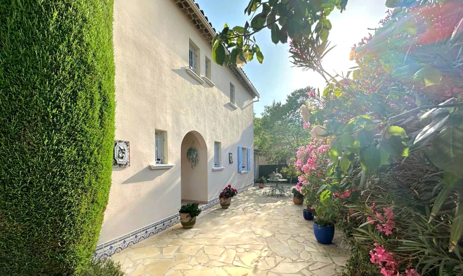 Maison provençale avec jardin et grand garage à vendre dans le quartier des Playes à Six-Fours-les-Plages