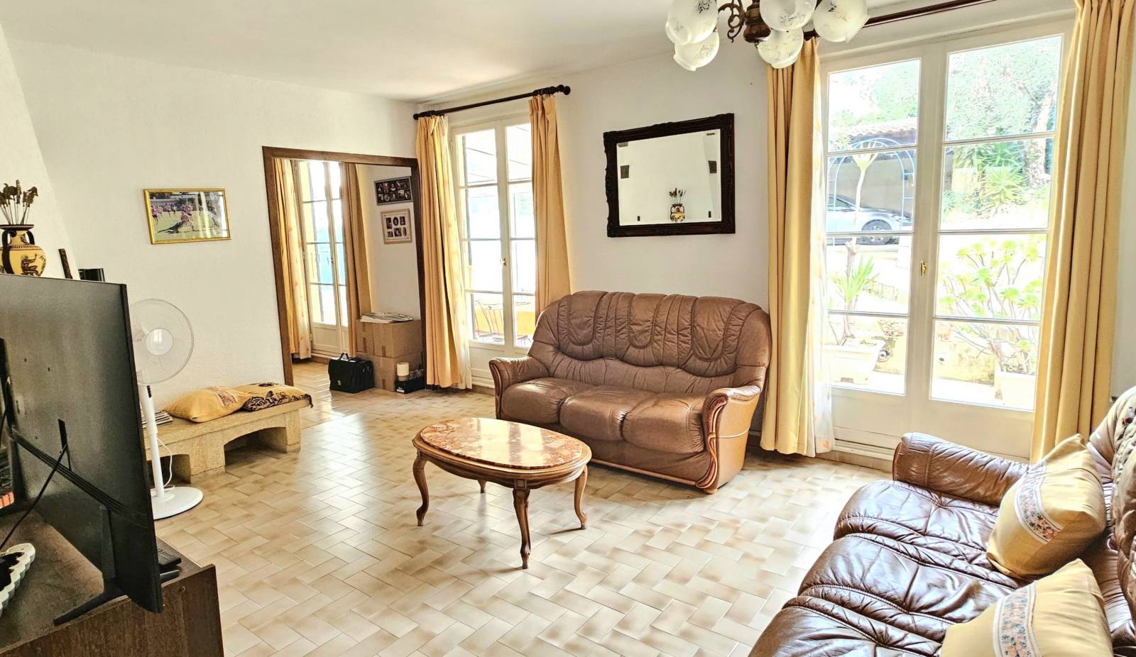 Cette maison est à vendre par notre agence immobilière sur la commune ollioulaise