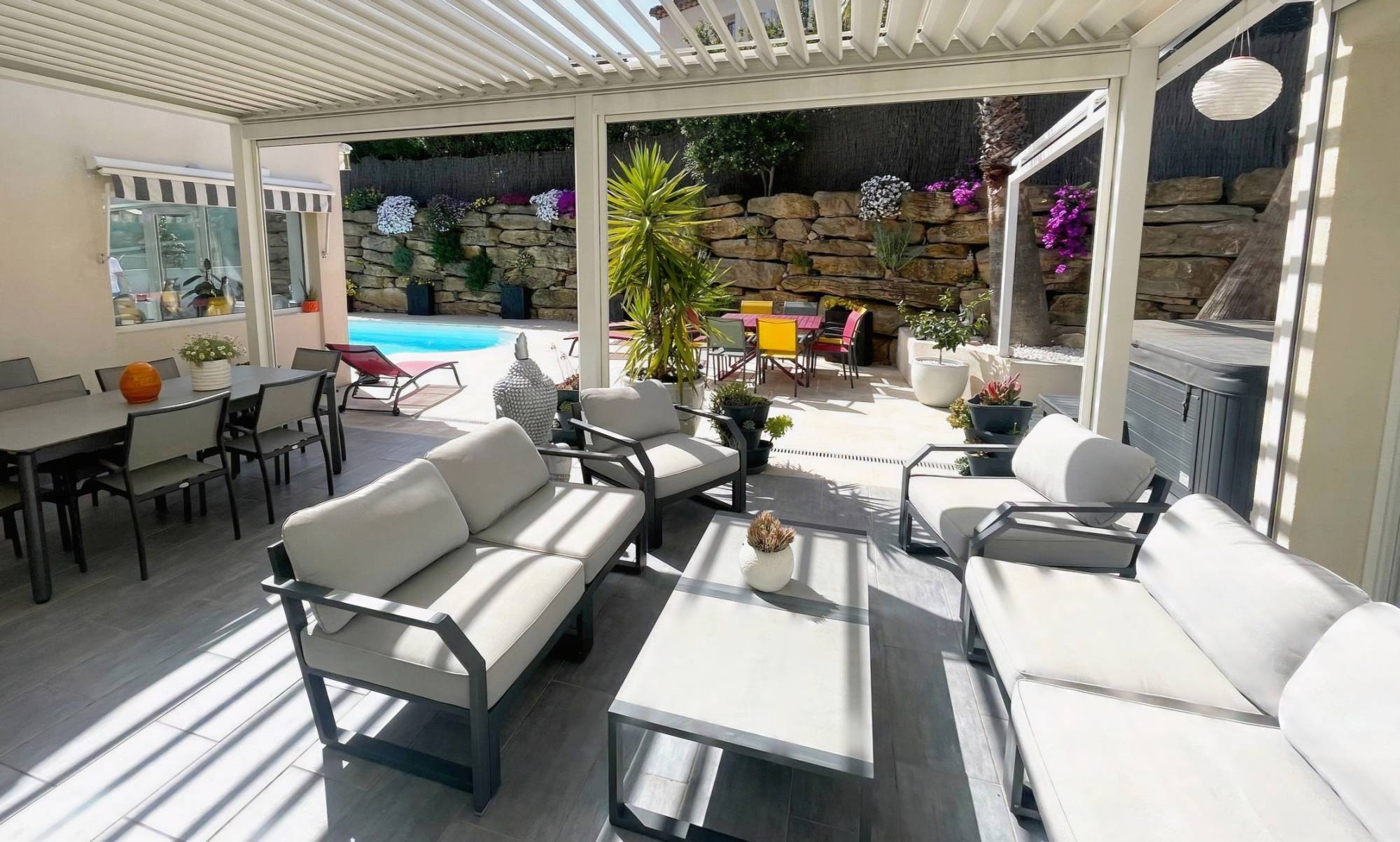Maison de trois suites parentales avec terrasse bioclimatique à vendre à proximité du centre-ville de Sanary