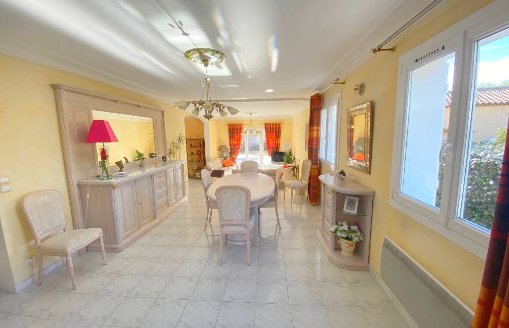Villa de 4 chambres avec grand séjour à vendre à 10 min du bord de mer