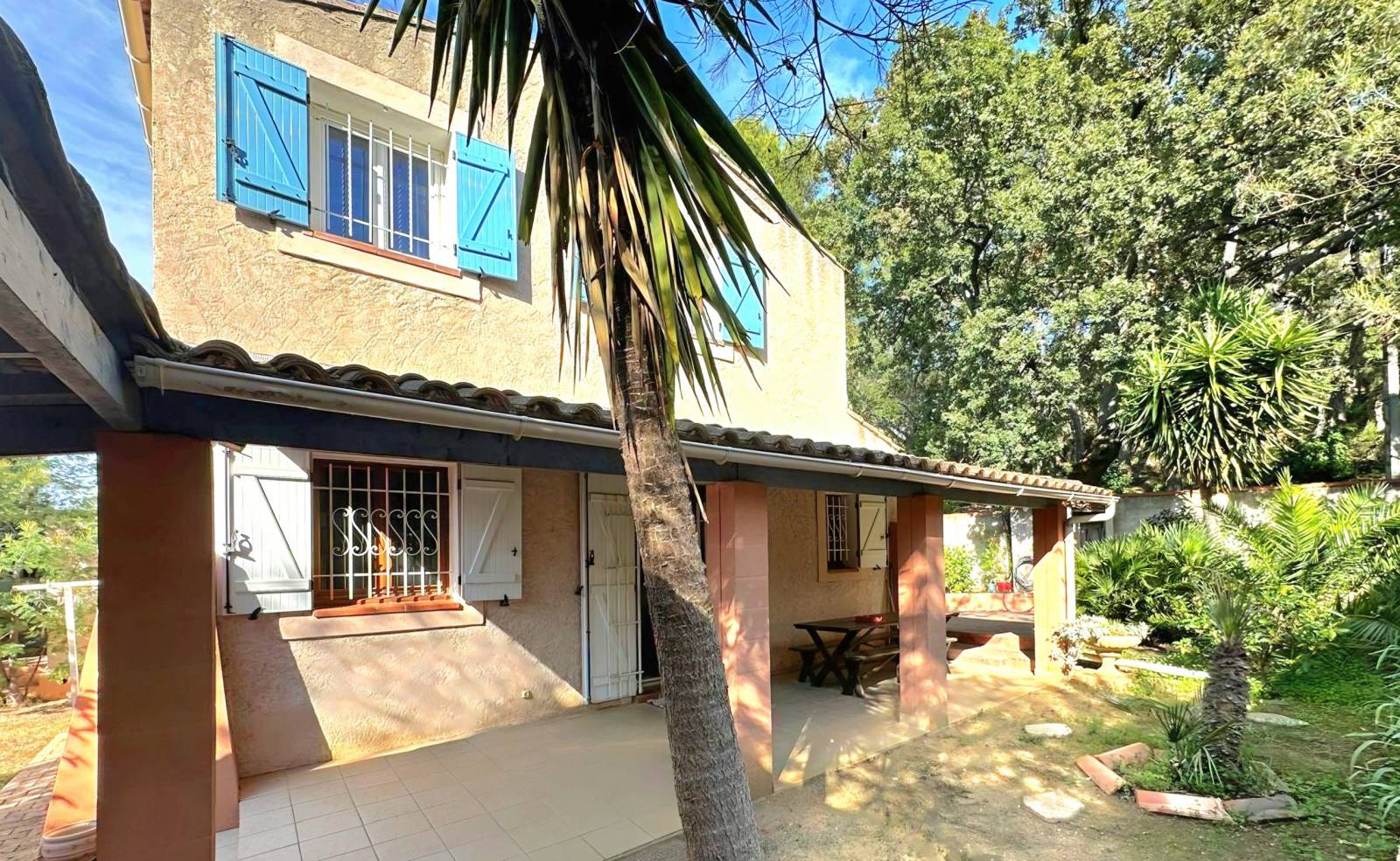 Maison provençale avec jardin, garage, atelier et cuisine d'été à vendre secteur les Barelles à Six-Fours