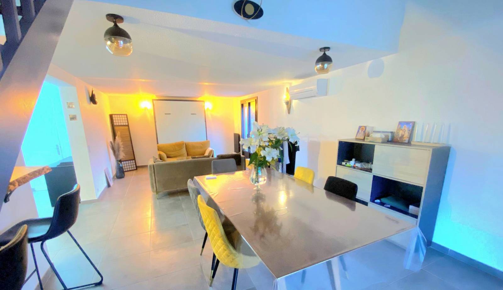 Appartement rénové duplex avec garage, jardinet et parking à vendre par notre agence immobilière de Sanary