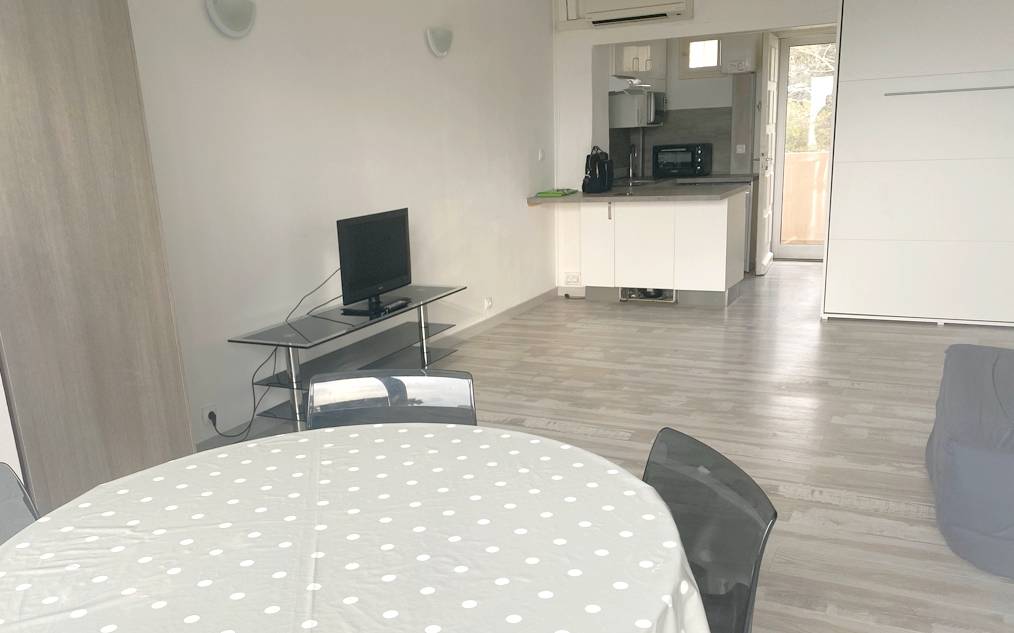 Studio rénové à vendre dans une résidence en bord de mer à Six Fours