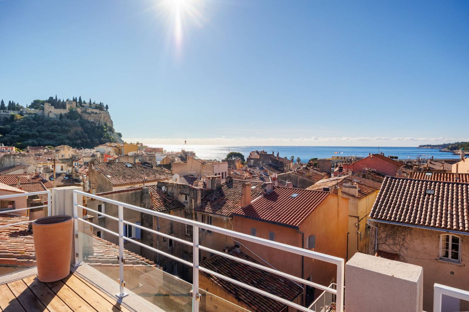 Appartement toit-terrasse haut de gamme à vendre dans le village de Cassis
