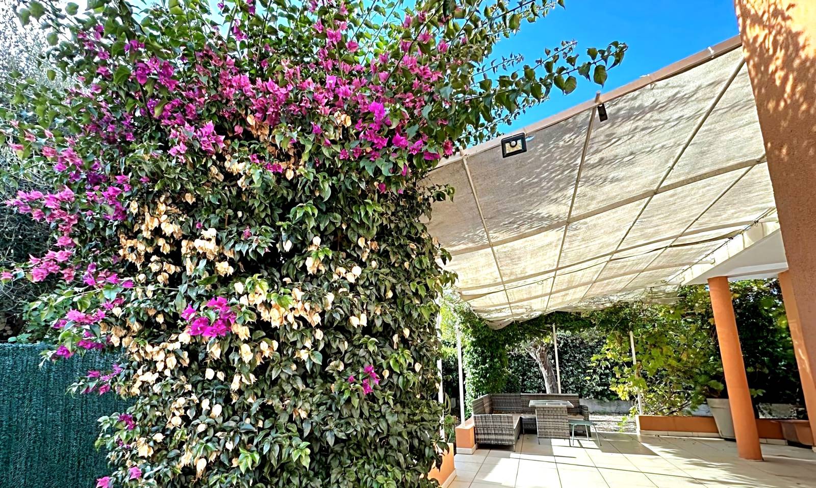 Maison 5 pièces avec jardin luxuriant à vendre par notre agence immobilière Six-Fours