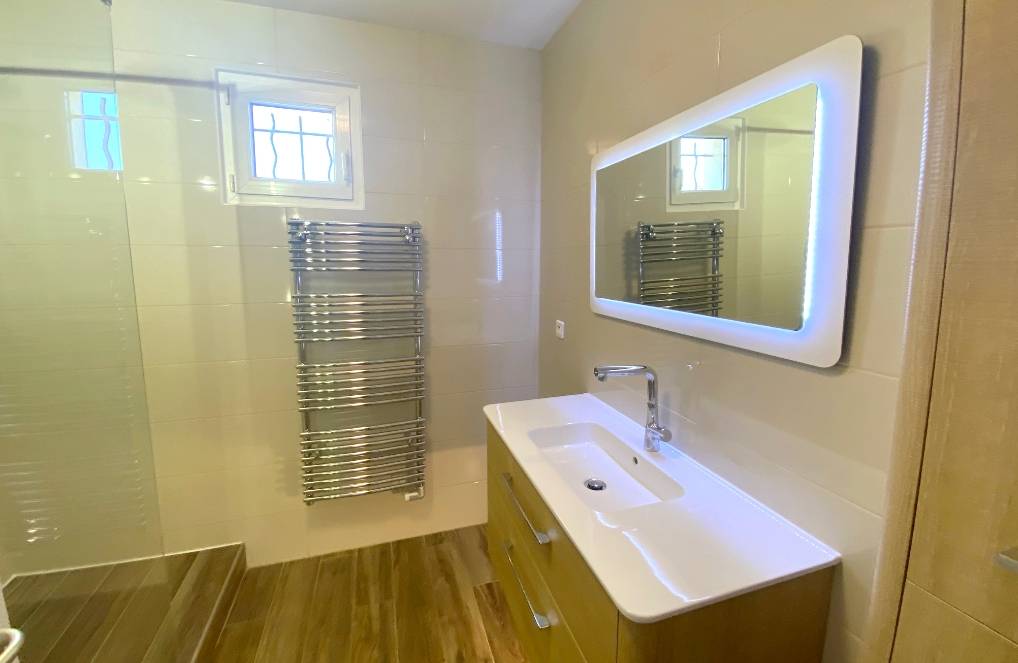 Appartement avec cave à vendre dans un immeuble proche du centre-ville de Six-Fours