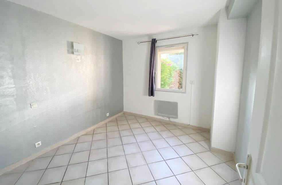 Bien immobilier de trois chambres à vendre en maison de vacances, résidence principale ou propriété secondaire