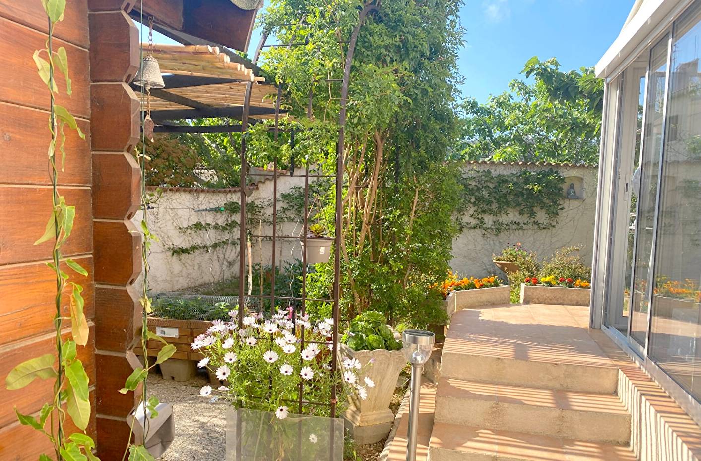 Appartement avec jardin ensoleillé à vendre dans une résidence du centre-ville de Six Fours