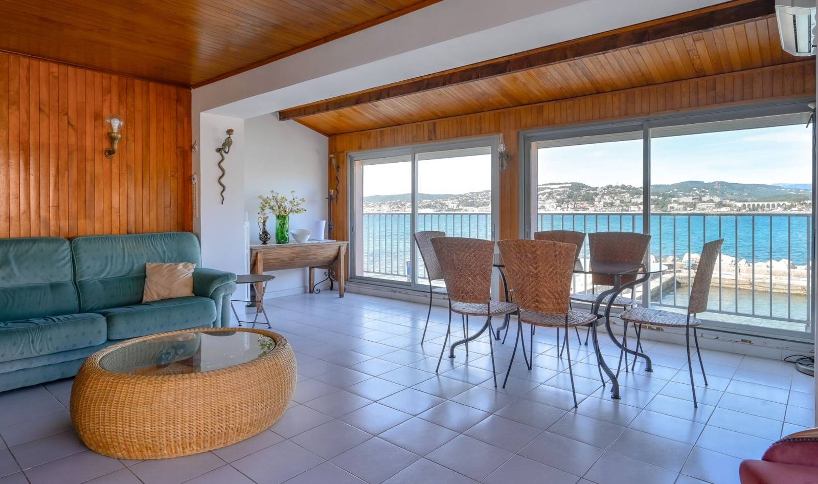 Maison en première ligne à vendre face à la Baie de Bandol, dans le quartier très chic de la Gorguette