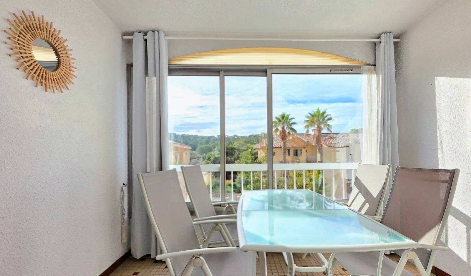 Appartement 2 pièces en dernier étage avec parking privatif à vendre dans la résidence située 662 Route de la Gare à Sanary-sur-Mer