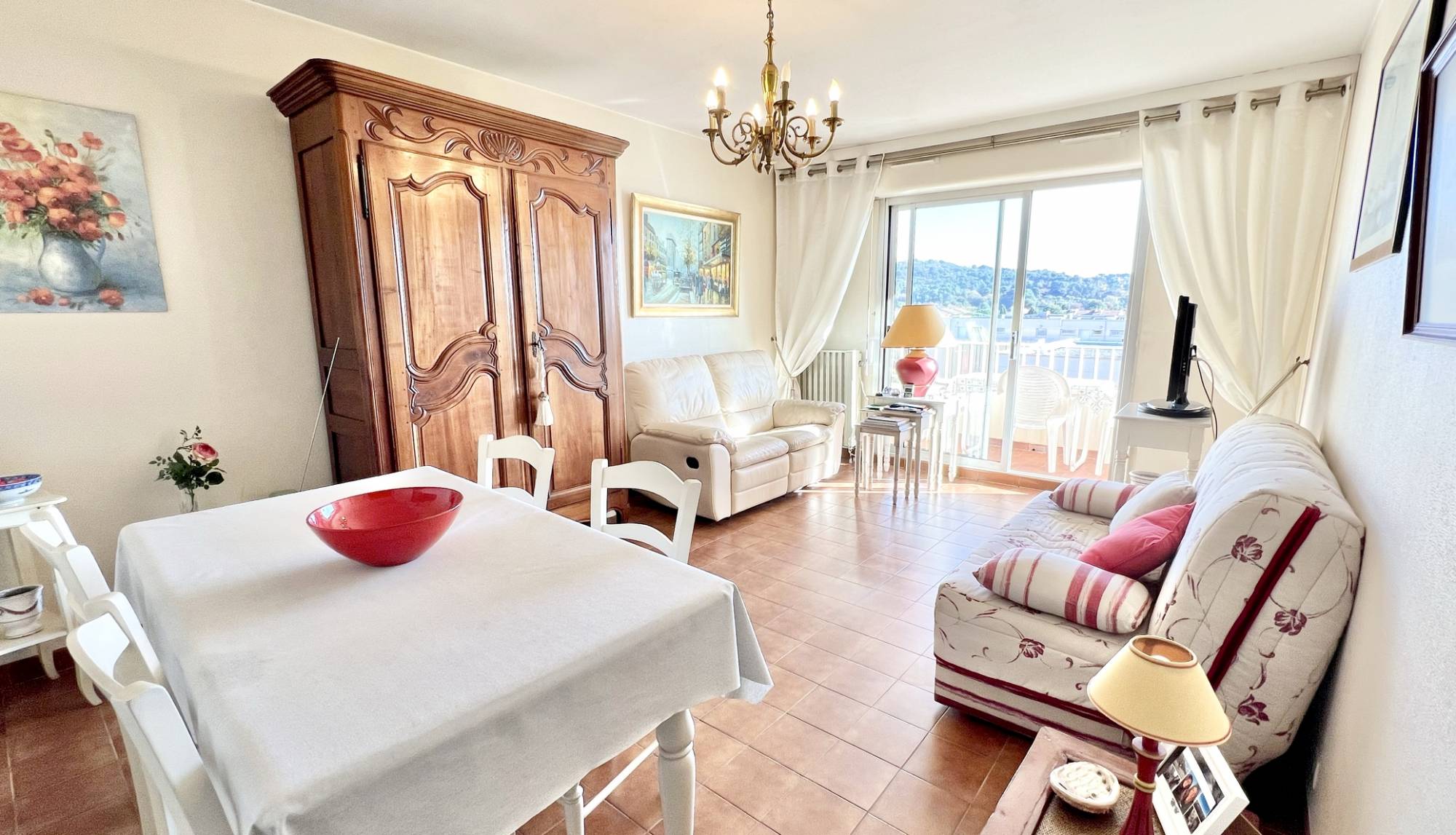 Grande habitation 2 pièces avec terrasse à vendre à un quart d'heure du centre-ville de Sanary