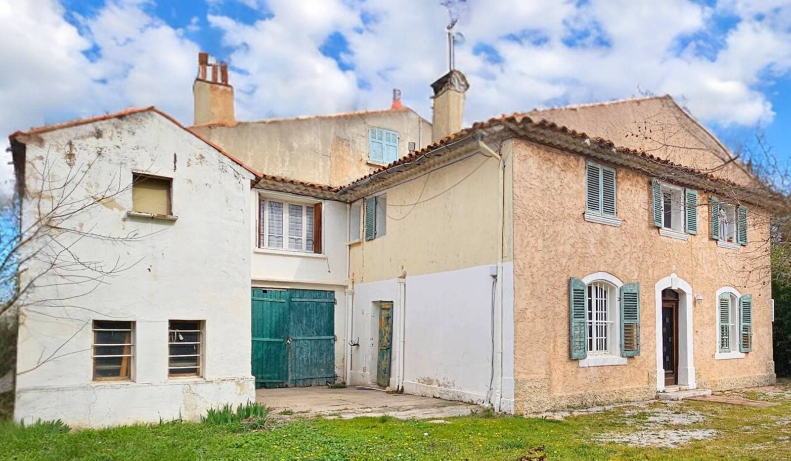 Bâtisse de caractère des années 40 de plusieurs logements à vendre quartier Lagoubran à Ollioules