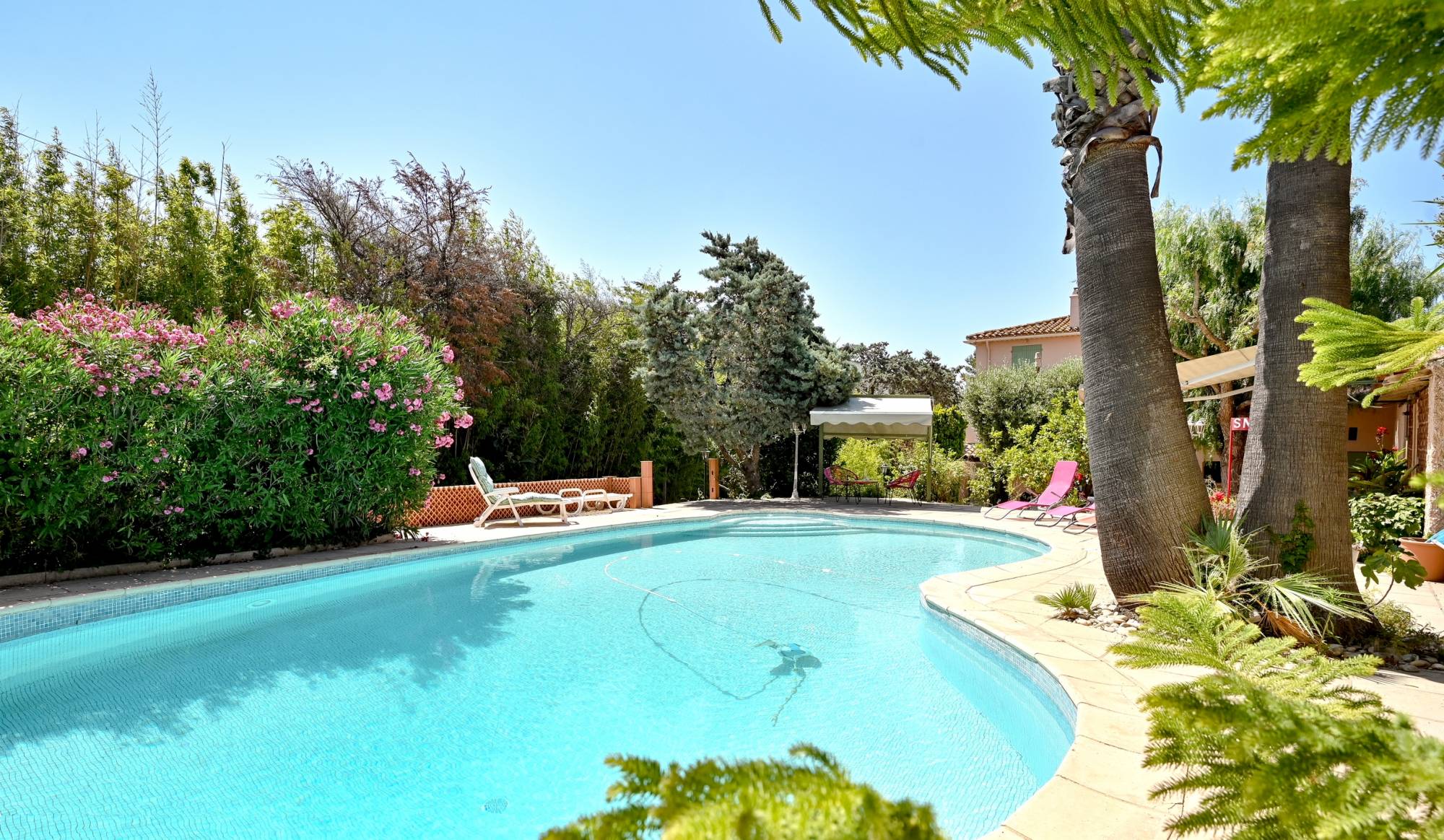 Propriété avec jardin et piscine à vendre sur la Côte d'Azur