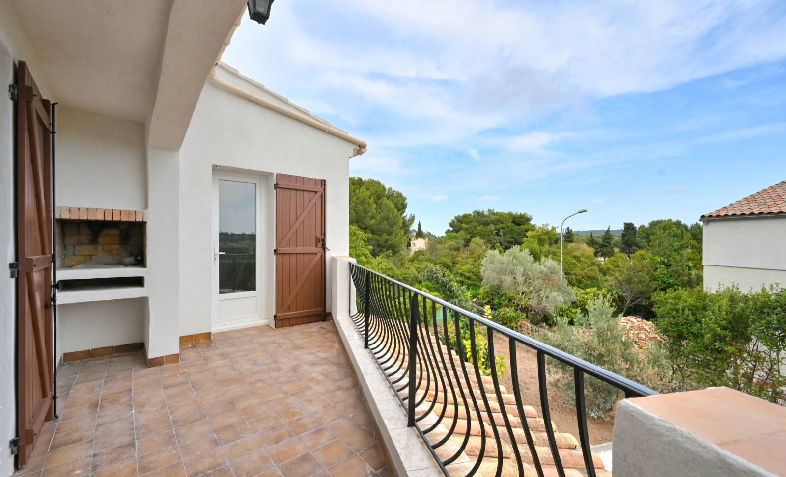 Haut de villa avec terrasse, jardin et coin barbecue à vendre dans un lotissement de Sanary-sur-Mer, à proximité du centre-ville