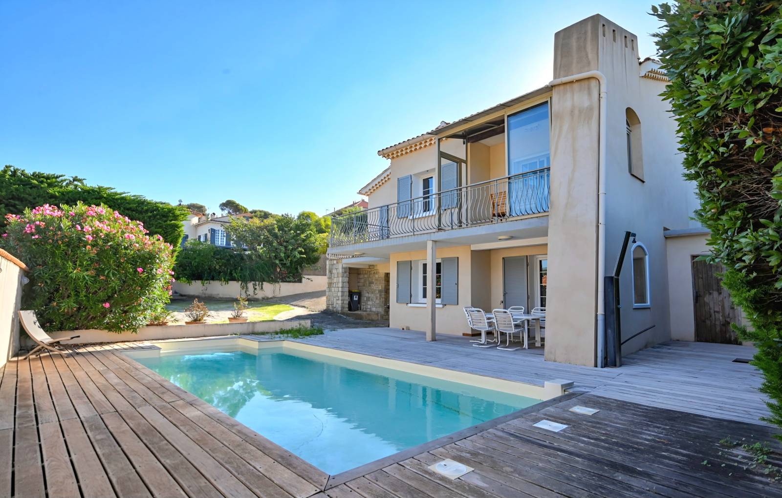 Demeure avec piscine et garage à vendre à proximité du Chemin de la Colline et de la Corniche des Baux, à Sanary