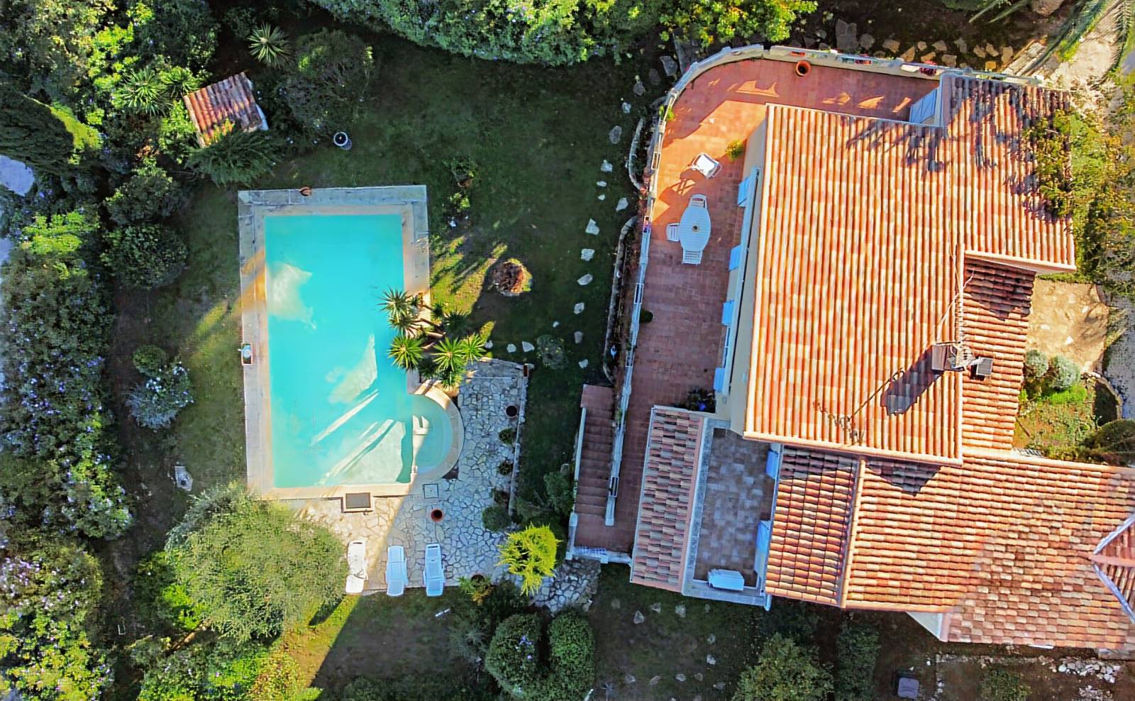 Propriété de charme avec piscine, jardin et garage à vendre sur la station balnéaire huppée de Sanary-sur-Mer
