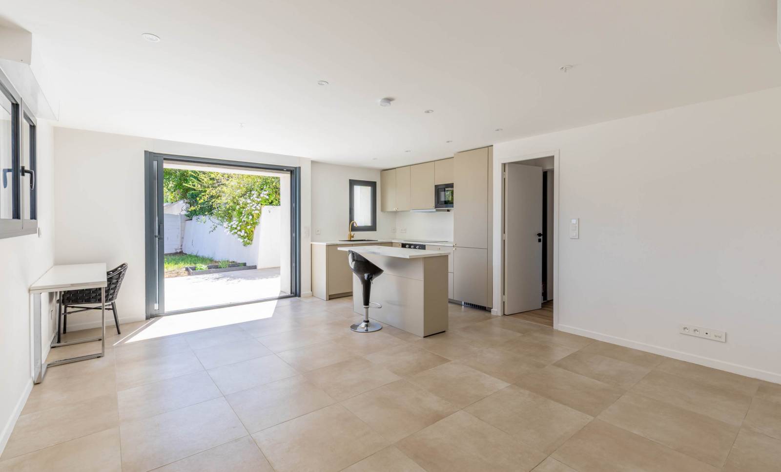 Appartement en état neuf avec jardin plat à vendre dans une copropriété de deux lots quartier de la Lange à Sanary