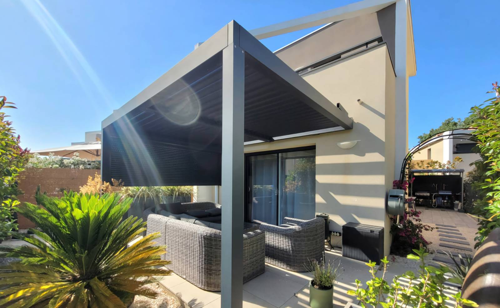 Villa moderne avec jardin luxuriant à vendre à Sanary-sur-Mer, à proximité du centre-ville