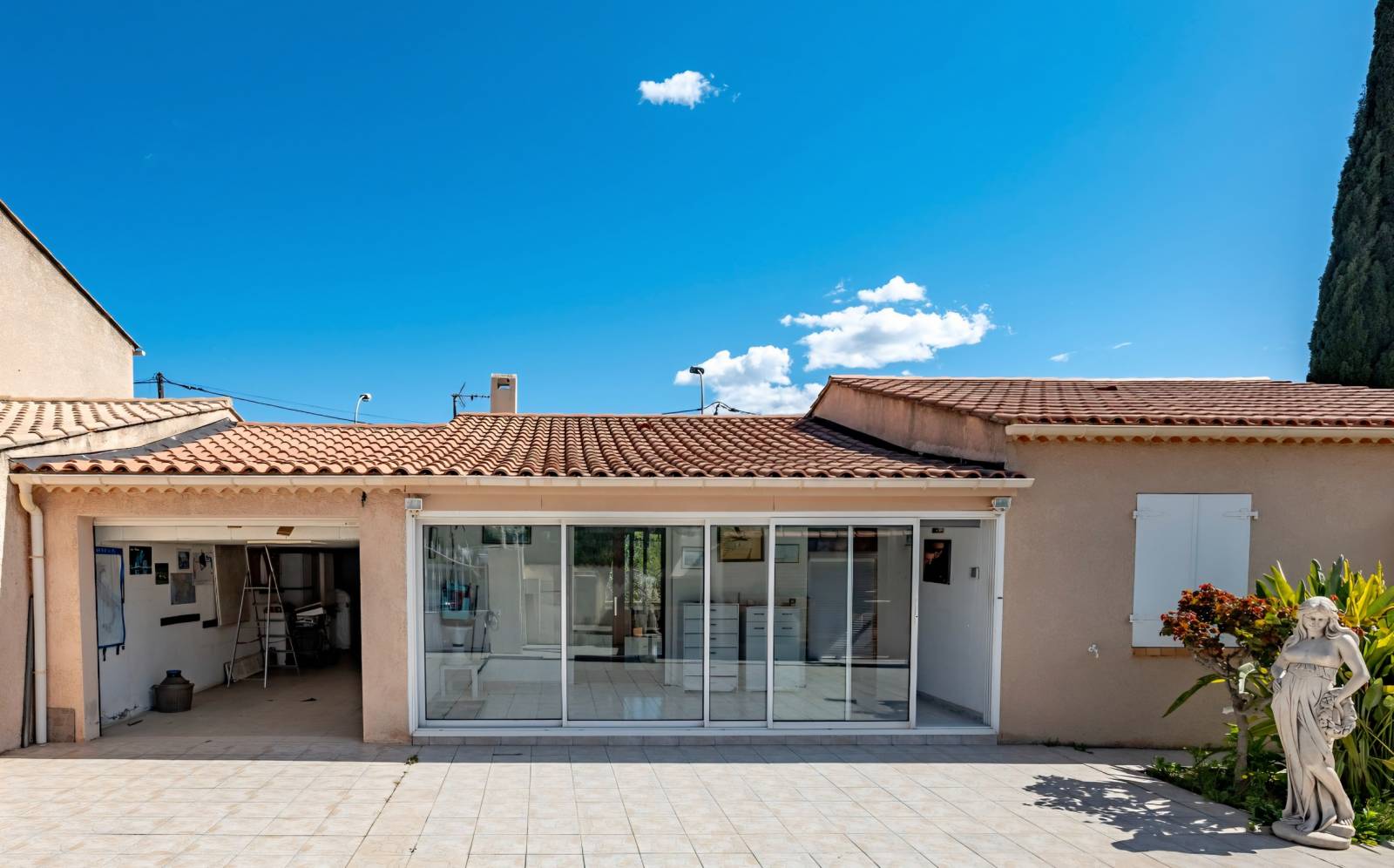 Maison avec deux chambres à vendre en exclusivité par l'agence Papazian Sanary