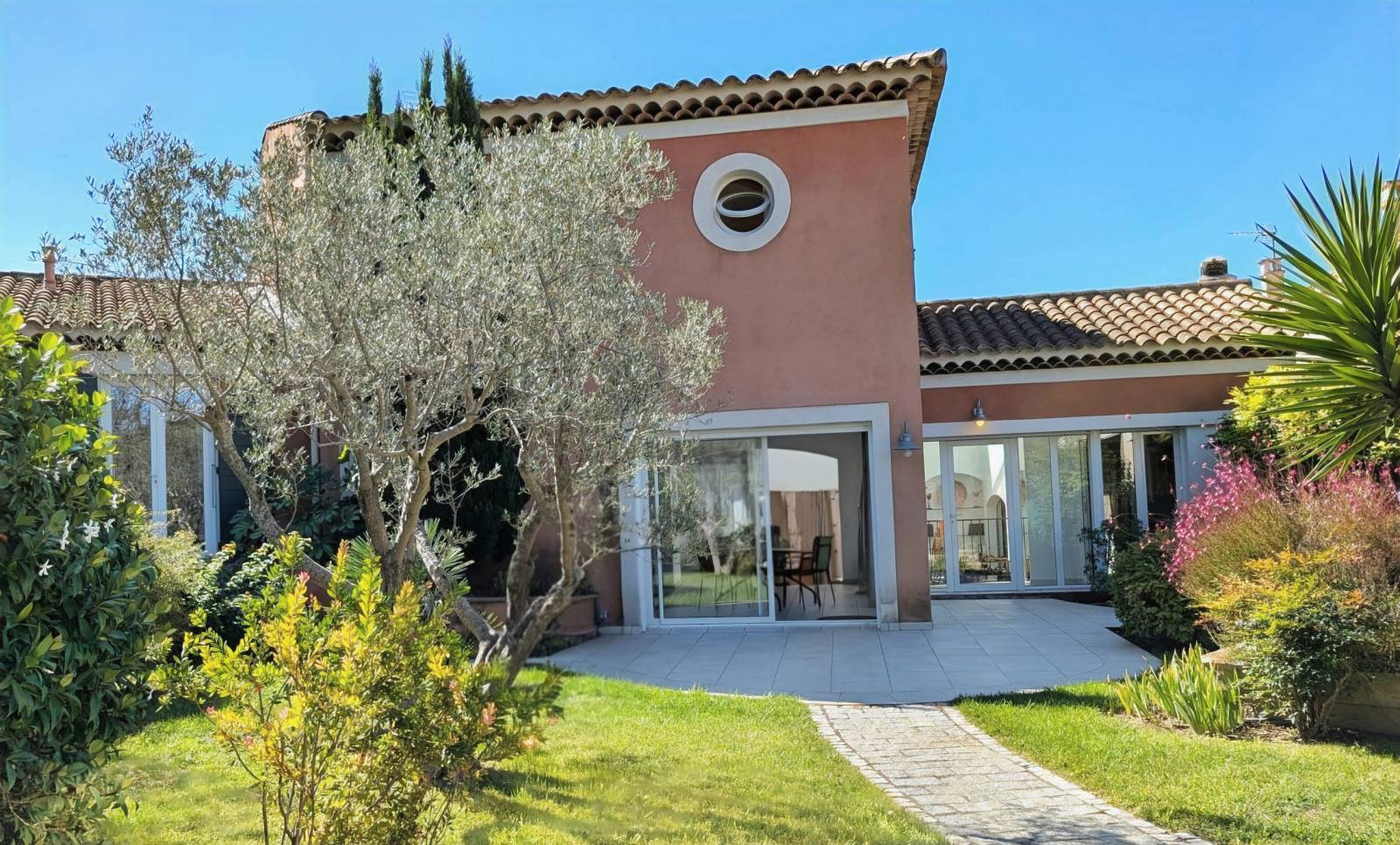 Propriété avec un jardin arboré à vendre à proximité du centre-ville de Six-Fours