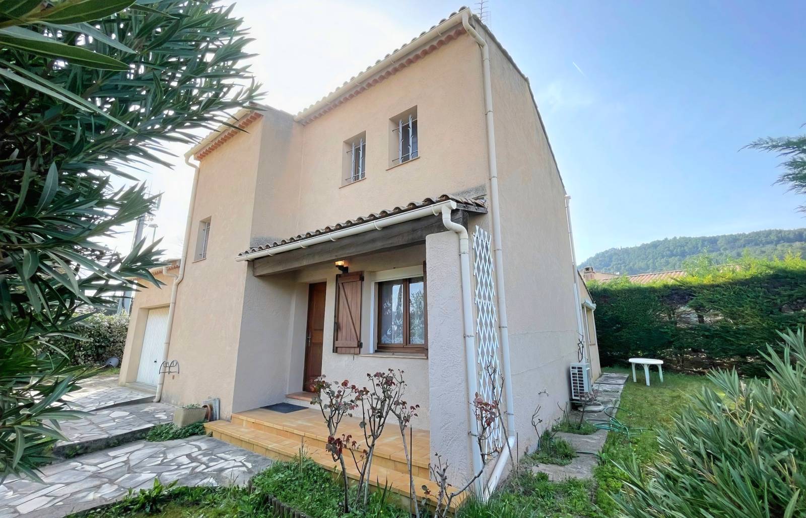 Maison individuelle 4 pièces avec jardin à vendre par notre agence immobilière dans le village du Beausset