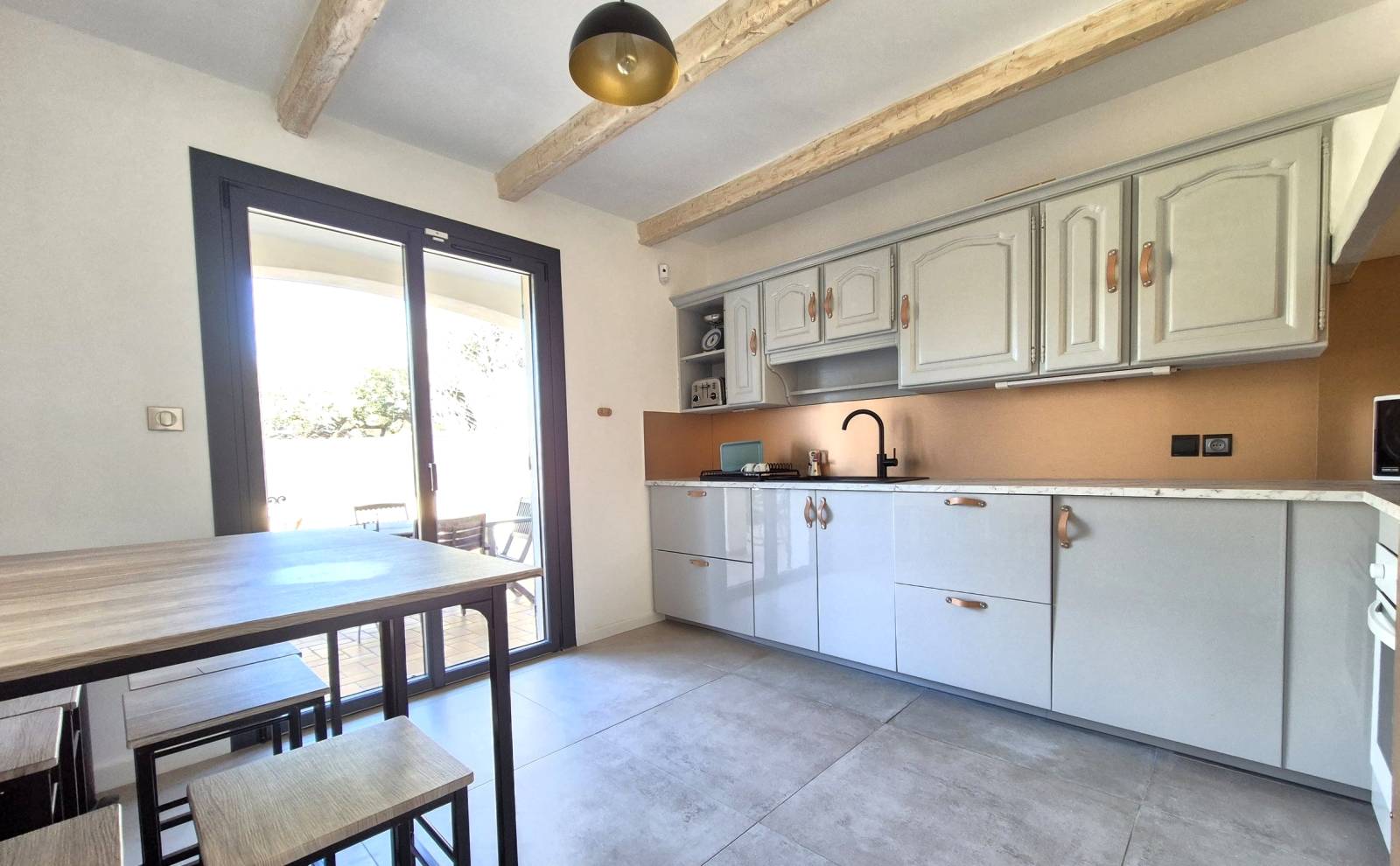 Villa avec piscine et jacuzzi à vendre par notre agence immobilière de Sanary