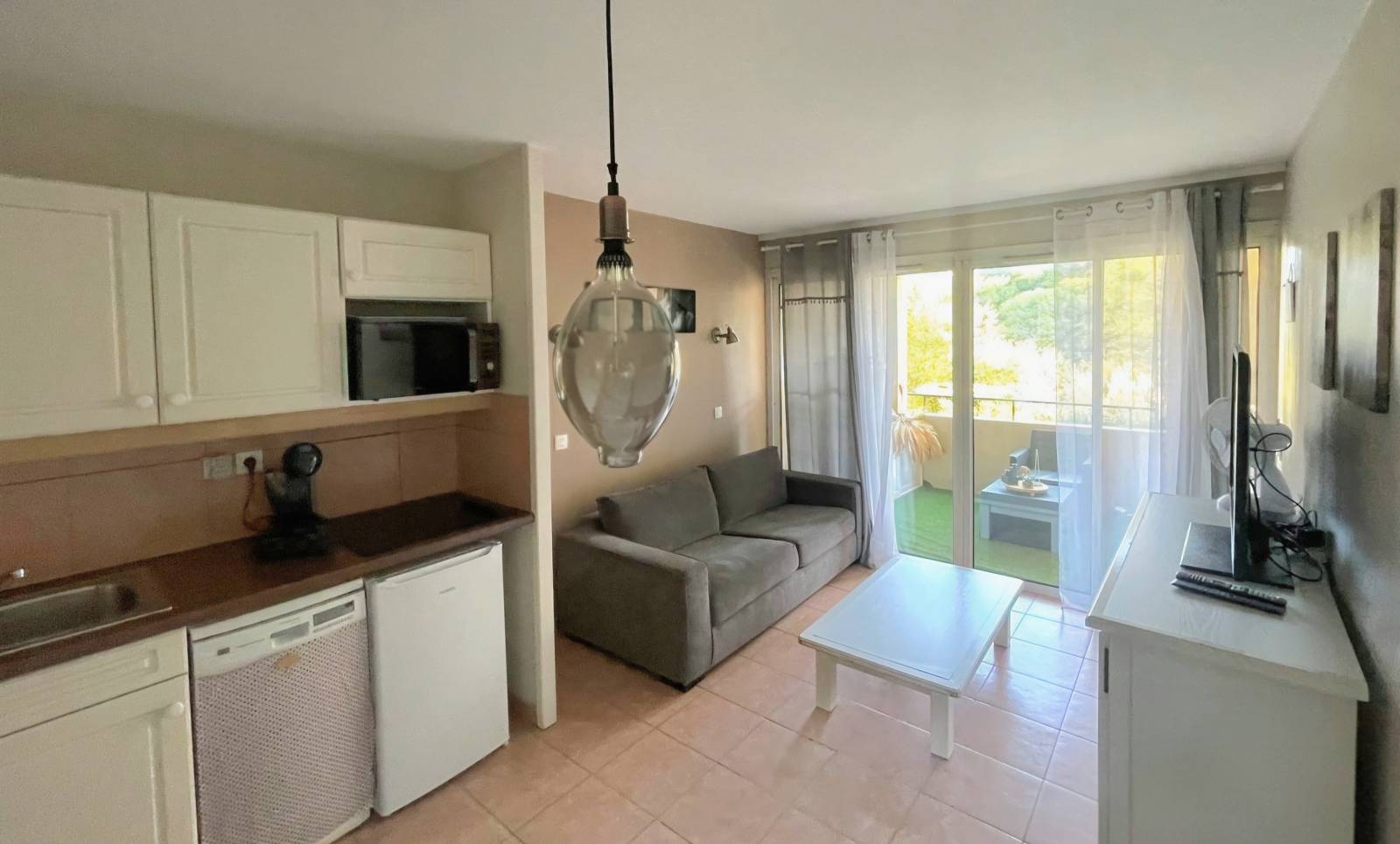 Appartement dans résidence avec piscine à vendre Avenue du Lac, sur le bord de mer six-fournais