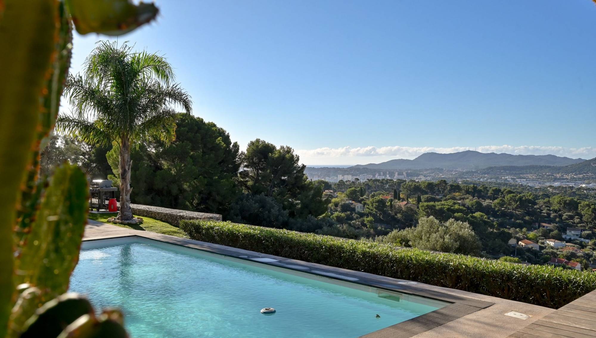 Villa d'exception avec piscine et vue mer à vendre à proximité des stations balnéaires de Sanary et Bandol