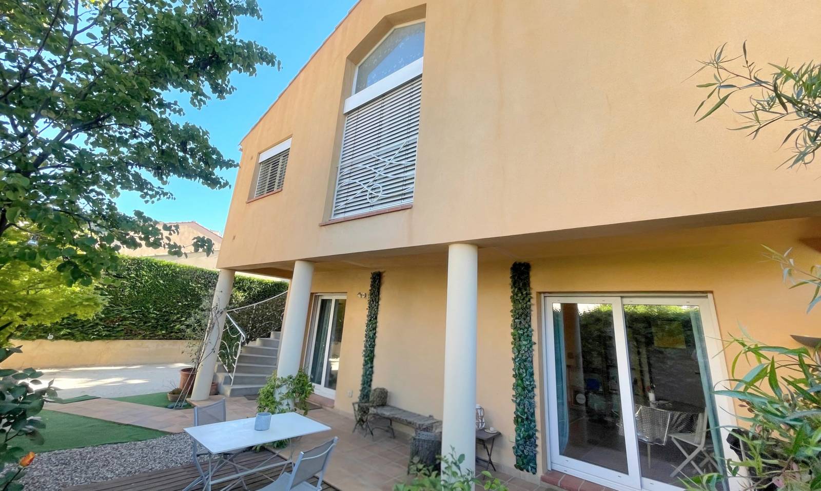 Maison avec l'élégance du moderne et le charme provençal à vendre à proximité du village d'Ollioules