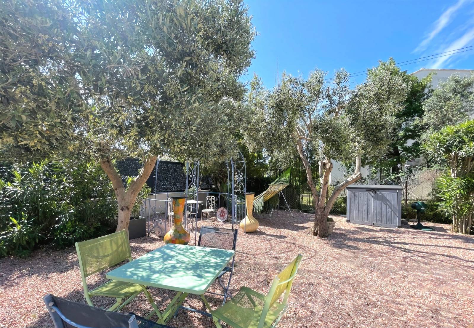 Maison avec un remarquable jardin soigné à vendre par notre agence immobilière Papazian