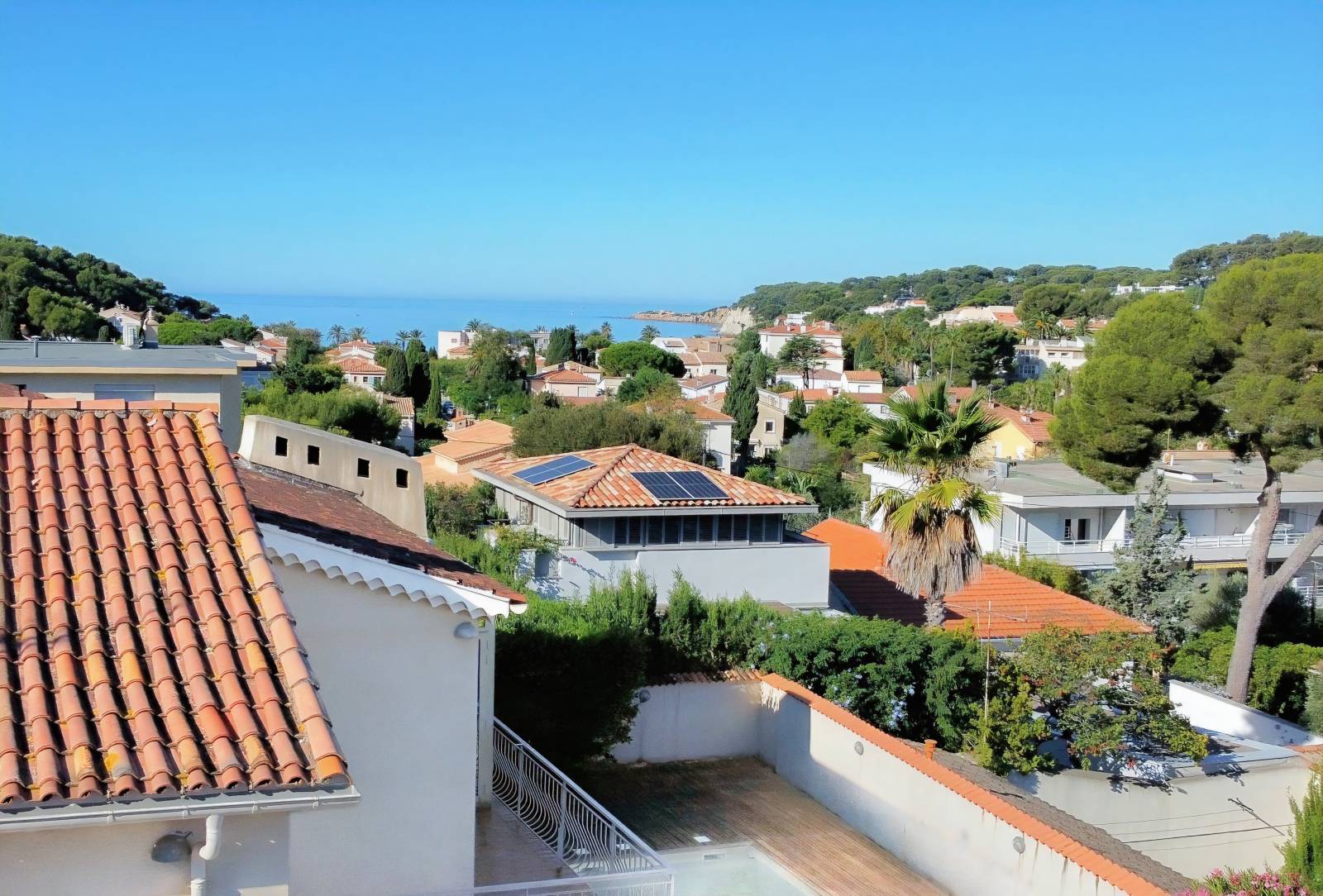Propriété avec vue mer à vendre sur l'une des adresses les plus prestigieuses de la station balnéaire huppée de Sanary-sur-Mer