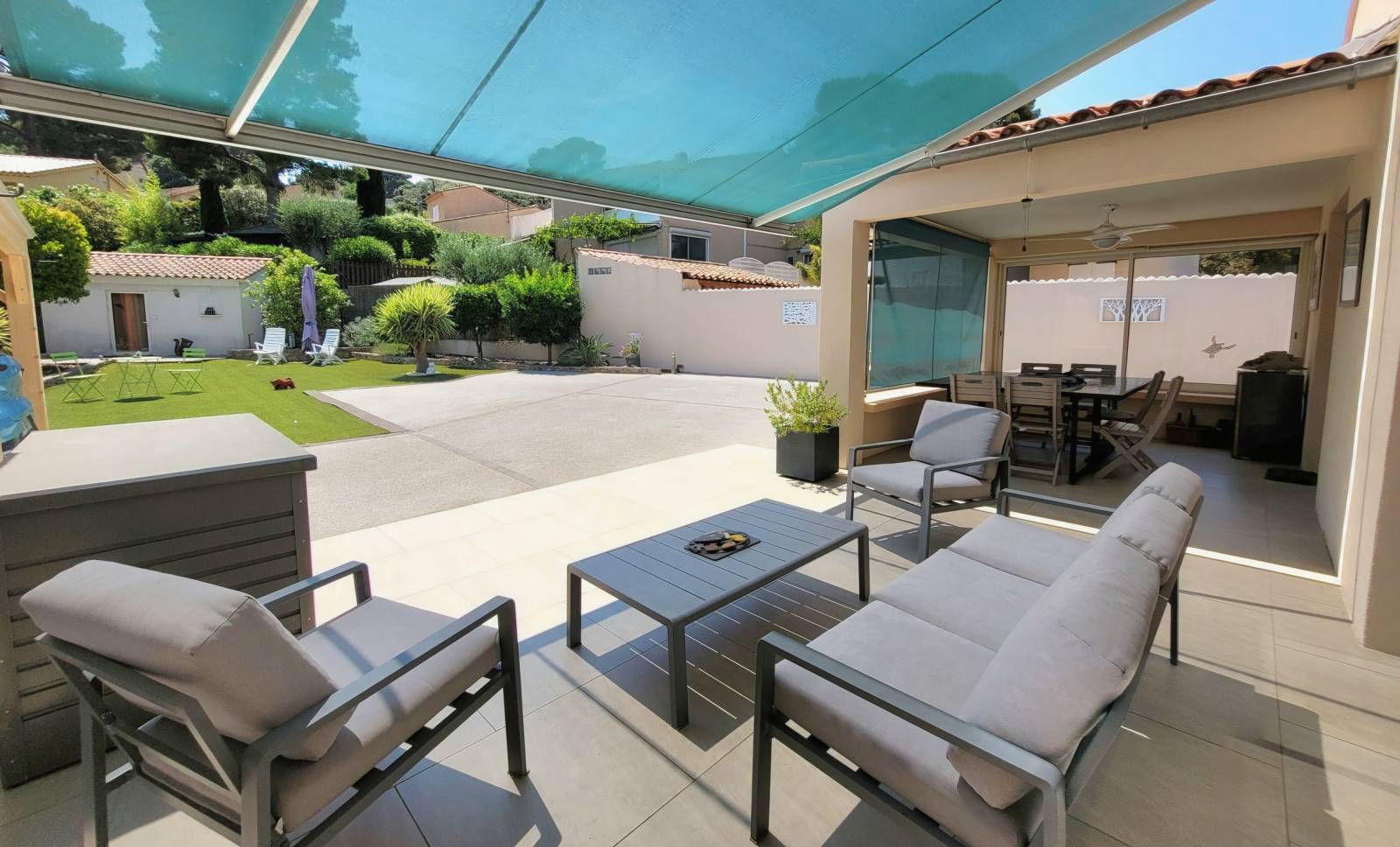 MAISON RÉNOVÉE DE PLAIN-PIED AVEC JARDIN ET STUDIO INDÉPENDANT À VENDRE QUARTIER DE L'HUIDE À SANARY-SUR-MER