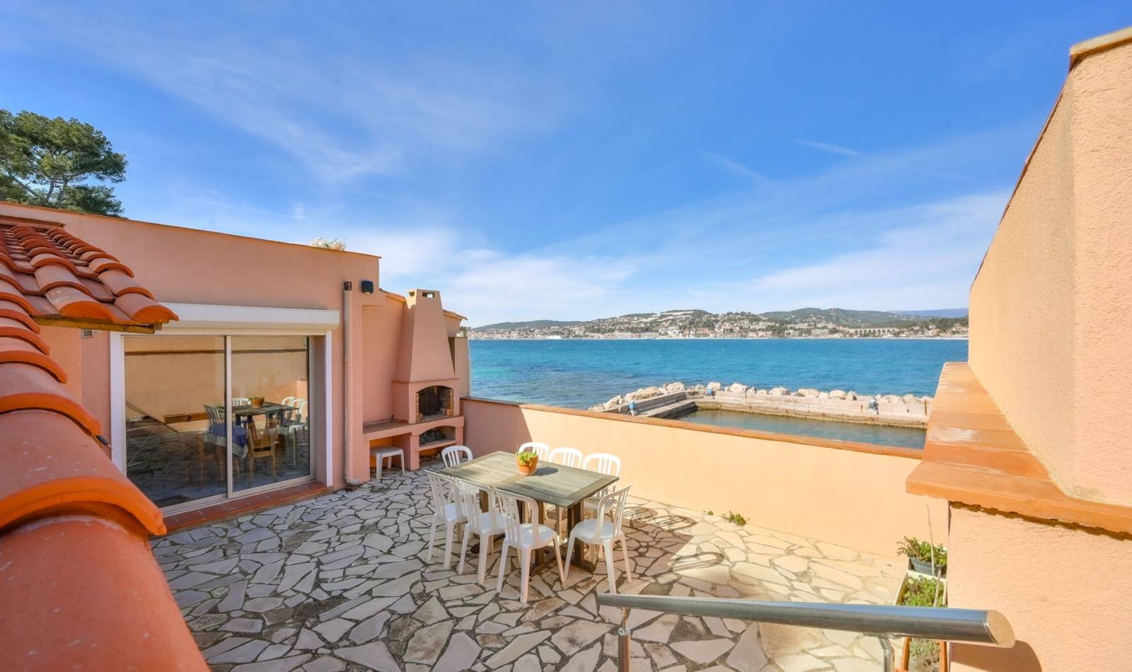 Villa en front de mer avec garage à bateau à vendre sur la côte sanaryenne