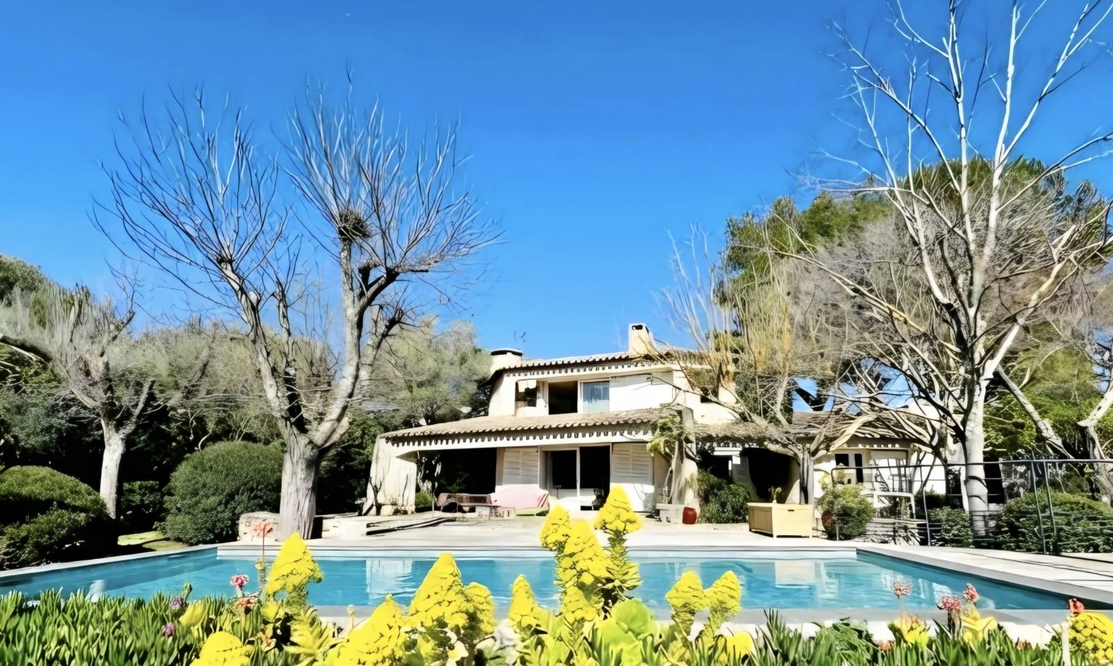 Maison d'architecte 6 pièces des années 80 à vendre quartier des Genêts d'Or à Sanary-sur-Mer