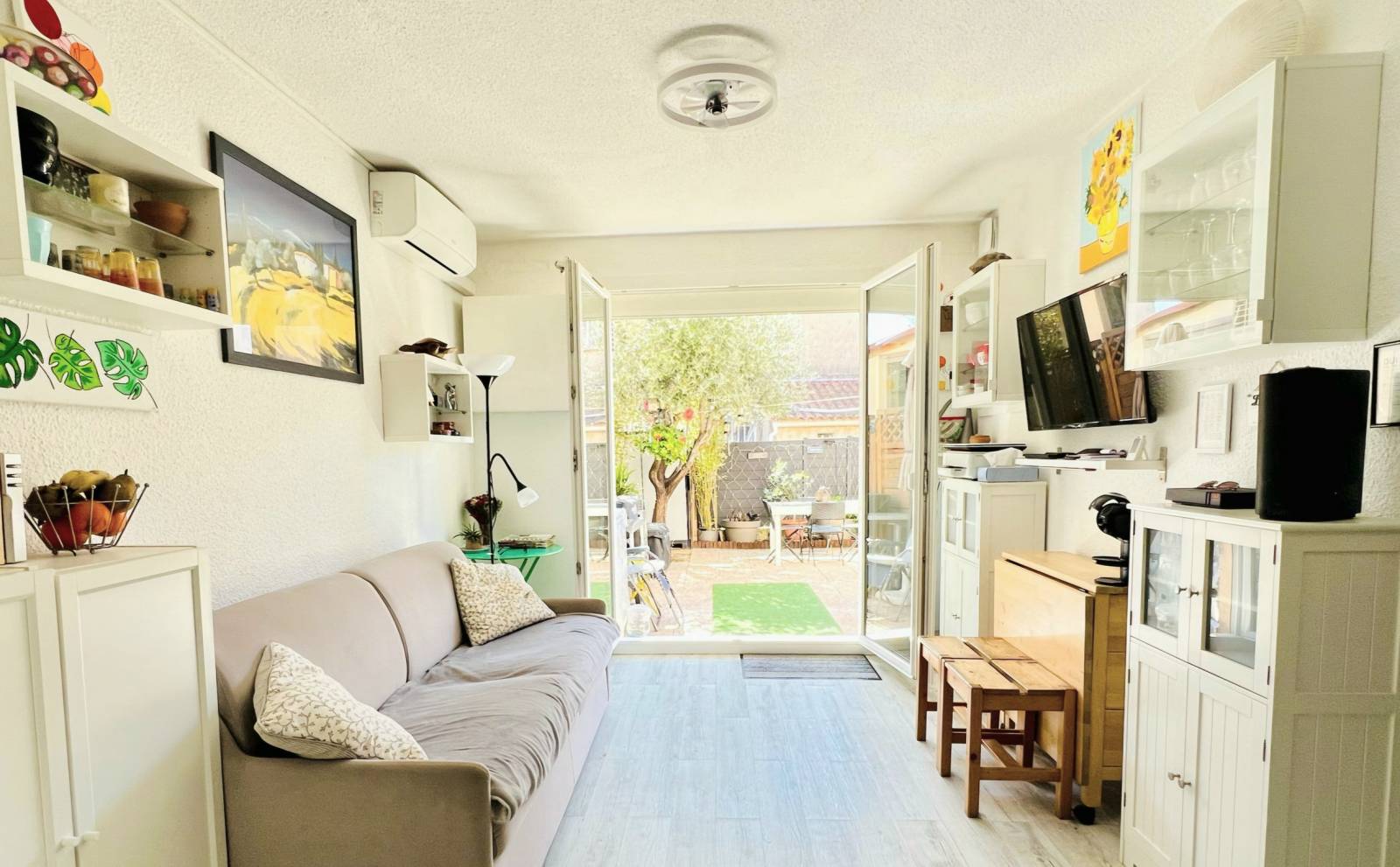 Appartement climatisé d'une chambre avec parking privatif à vendre à proximité de la Corniche de Solviou