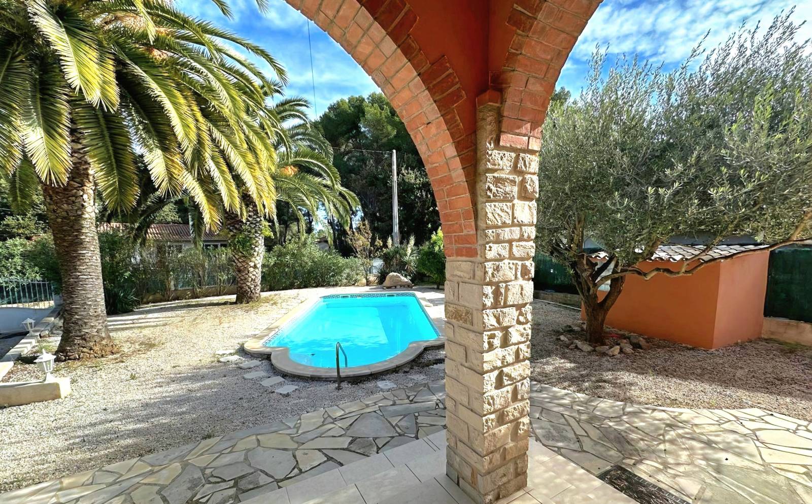 Propriété avec piscine et garage à vendre Avenue Robert Guillemard à Six-Fours-les-Plages