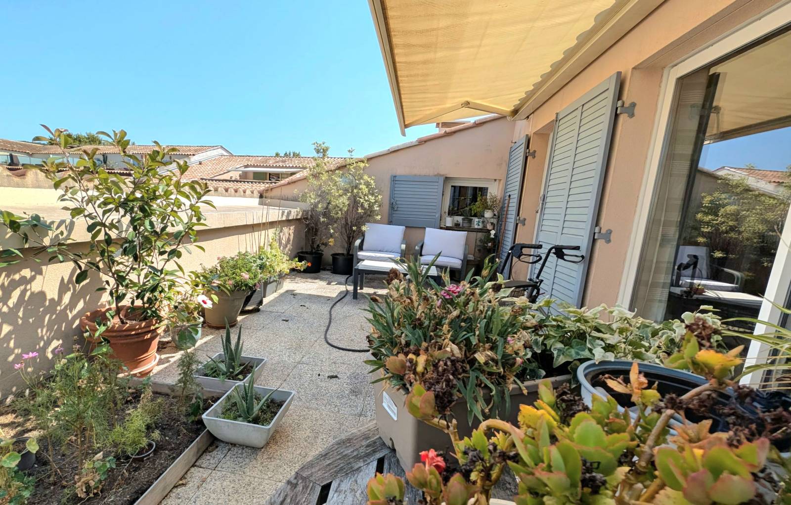 Appartement toit-terrasse avec ascenseur privatif et triple terrasses à vendre dans le centre-ville de Six-Fours