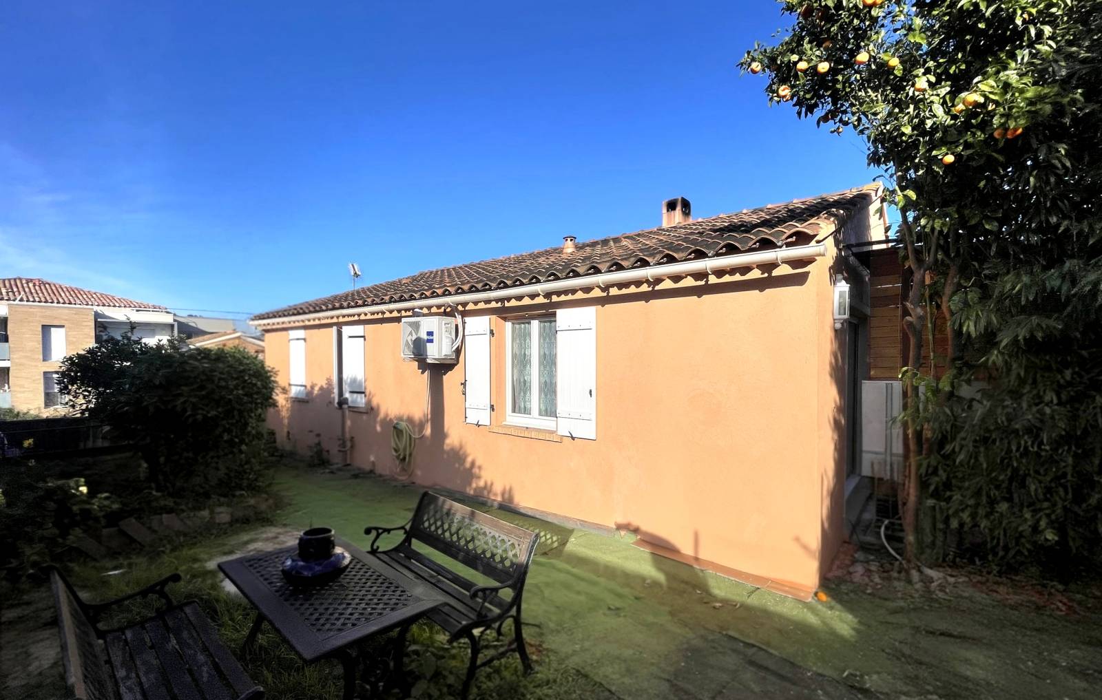 Propriété de plain-pied avec jardin et garage à vendre secteur Pourquier à Six-Fours-les-Plages