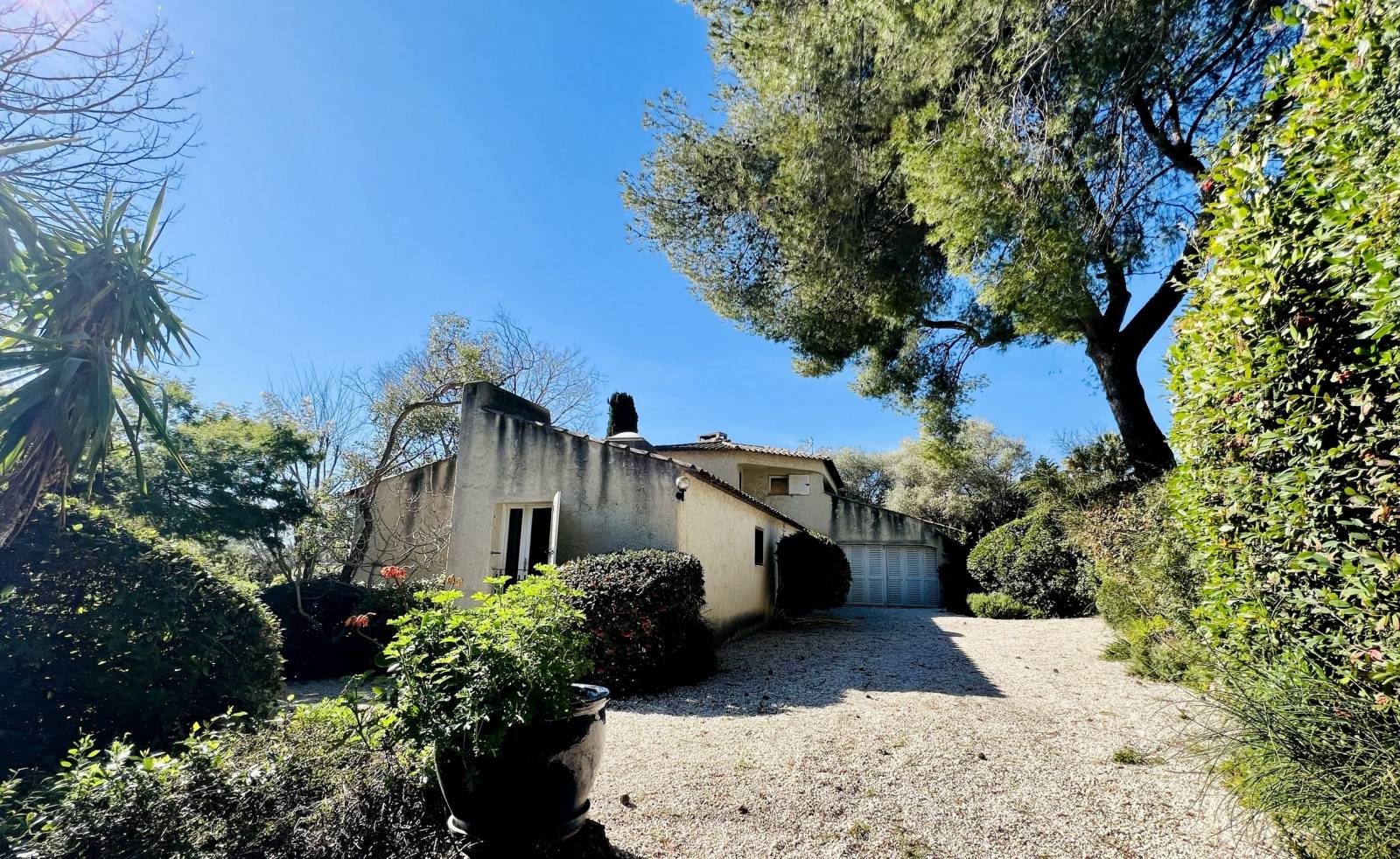 Propriété 5 chambres avec jardin paysager et piscine à vendre par notre agence immobilière à Sanary-sur-Mer