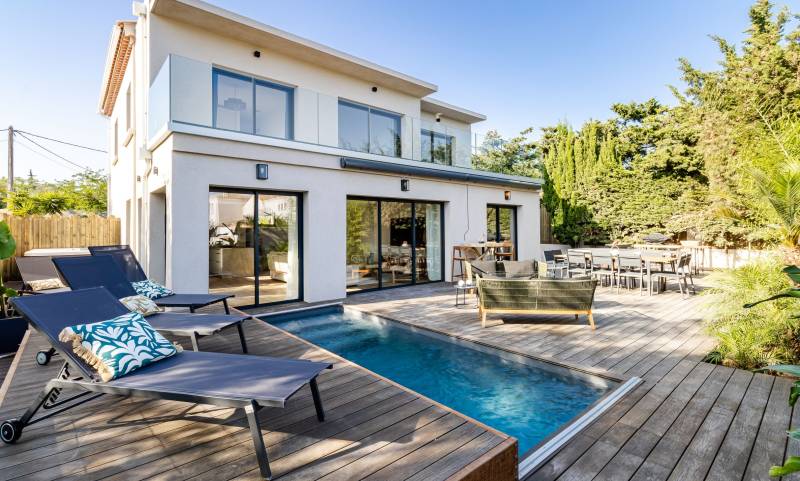 Maison moderne avec piscine à vendre face au littoral méditerranéen de la Ciotat