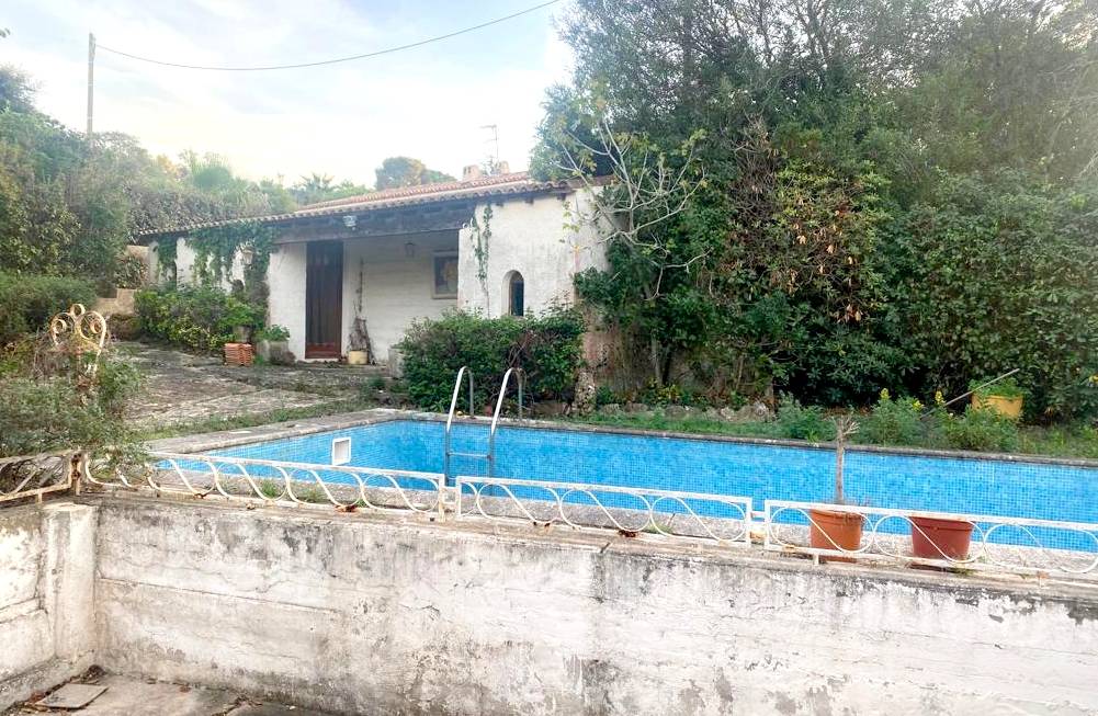 Villa avec piscine à réhabiliter à vendre au Brusc, à proximité du lotissement du Val des Chênes