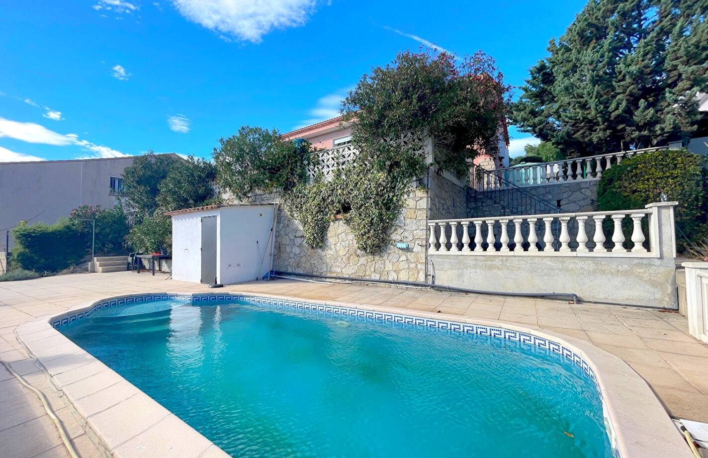 Propriété avec piscine des années 70 à vendre Ollioules