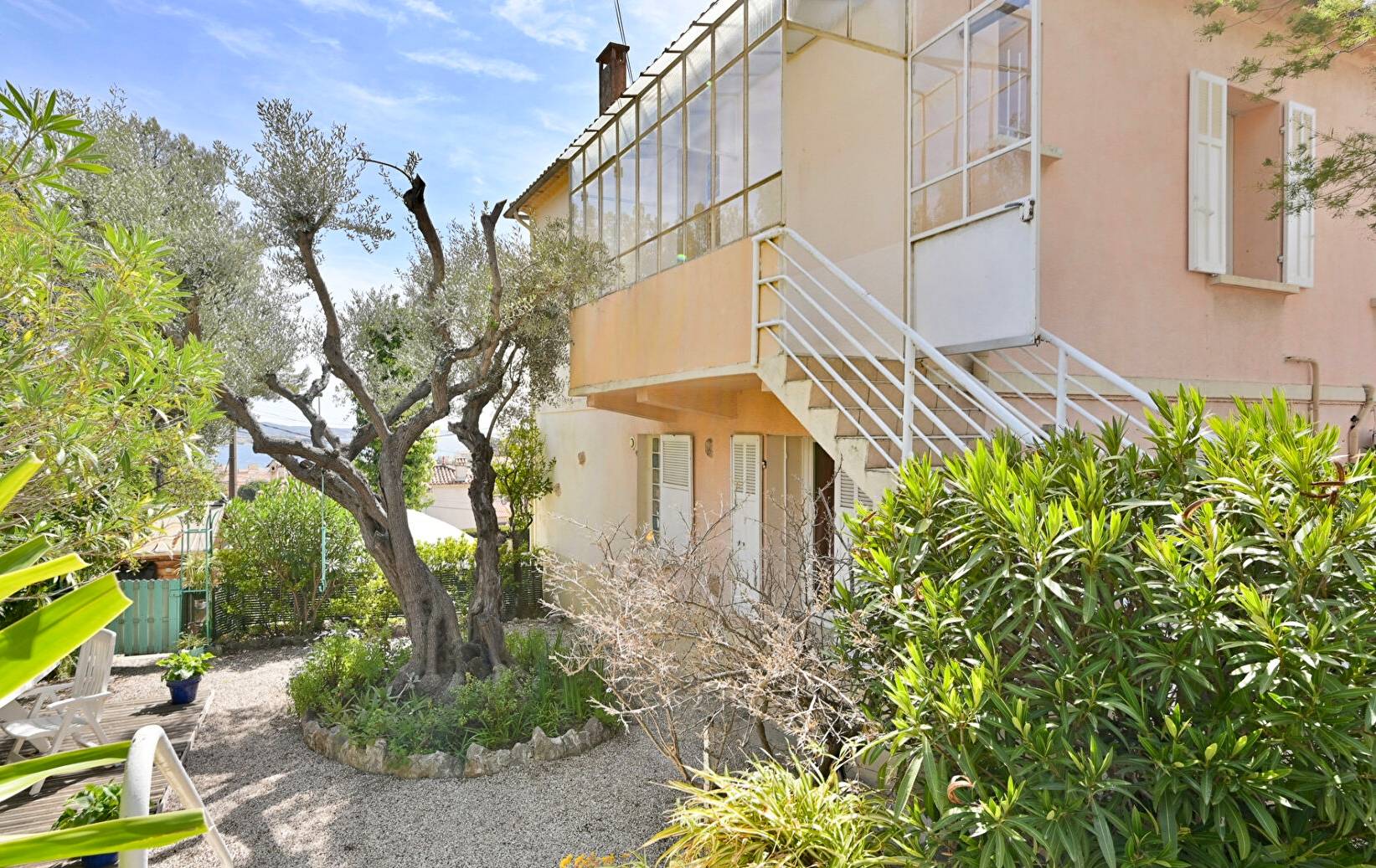 Ce haut de villa avec jardin est à vendre par votre agence immobilière Sanary