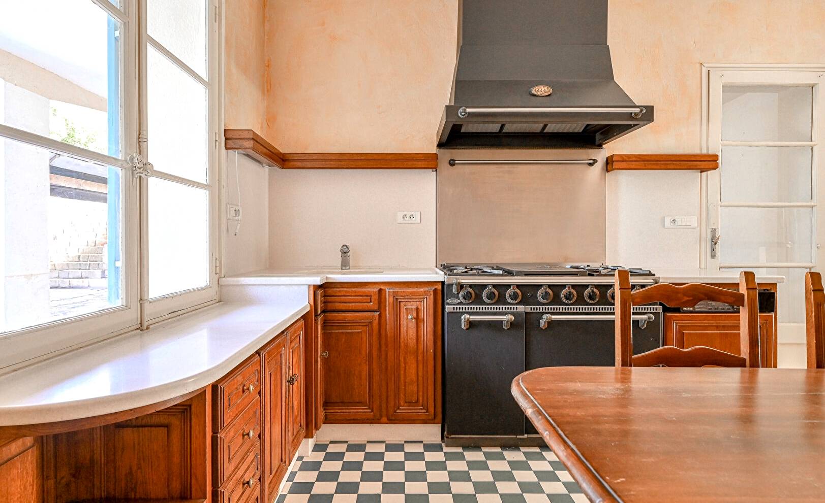 Maison avec un immense potentiel à exploiter est en vente sur le bord de mer du Var