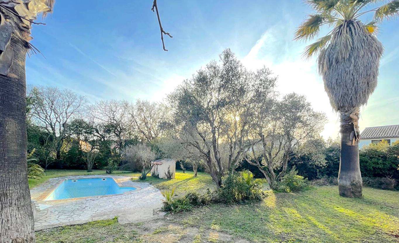 VILLA PROVENCALE AVEC PISCINE ET JARDIN PAYSAGER A VENDRE SUR LE VILLAGE DU BRUSC