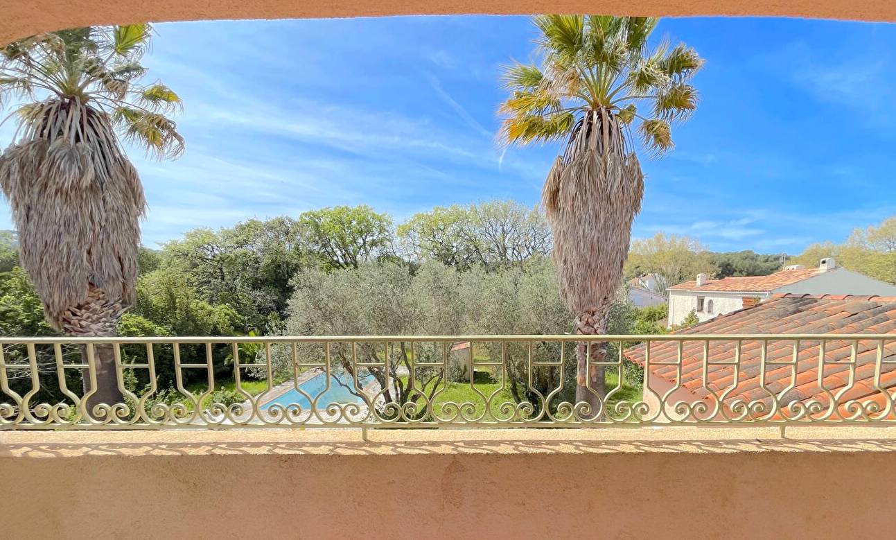 VILLA PROVENCALE AVEC PISCINE ET JARDIN PAYSAGER A VENDRE SUR LE VILLAGE DU BRUSC