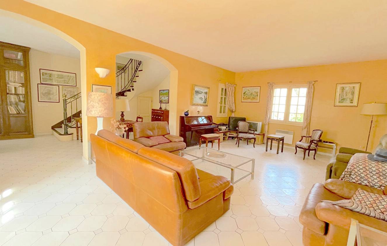 VILLA PROVENCALE AVEC PISCINE ET JARDIN PAYSAGER A VENDRE SUR LE VILLAGE DU BRUSC