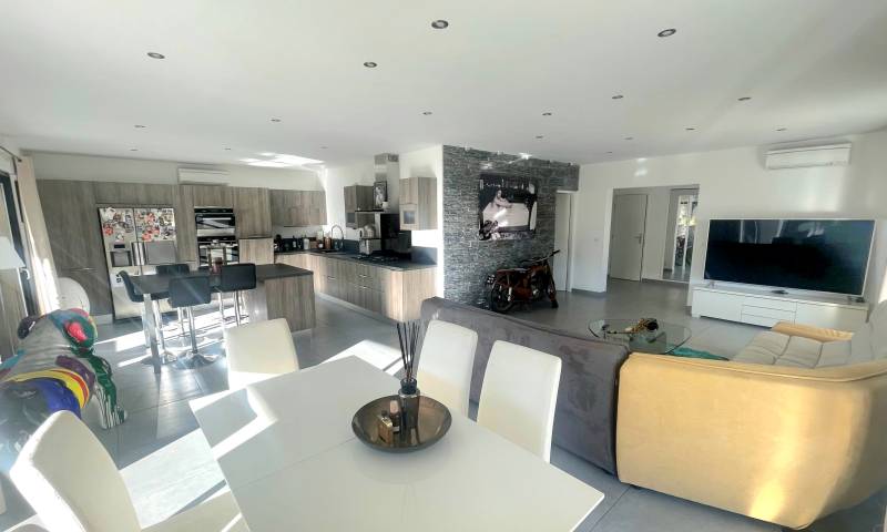 Cette propriété des années 90 vous a été présentée par le groupe immobilier Orpi Papazian