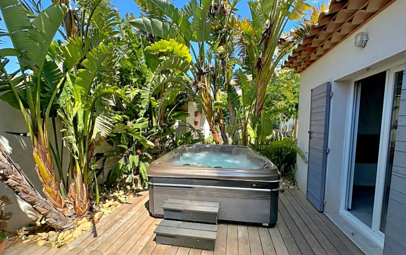 Propriété moderne avec jacuzzi et jardin exotique à vendre par notre agence immobilière à Bandol
