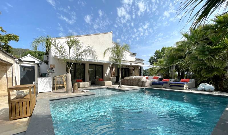 Villa contemporaine haut de gamme avec piscine à vendre dans le village du Beausset